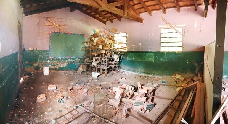 Una sala de clase en ruinas se mantiene en la escuela Madre Teresa de Calcuta de Ciudad del Este.