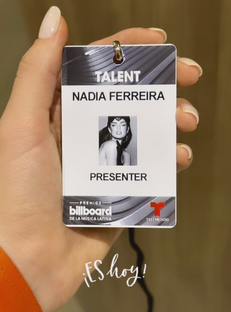 Nadia Ferreira mostró orgullosa su acreditación como presentadora de los Premios Billboard de la Música Latina. (Captura de la historia de Instagram de Nadia Ferreira)