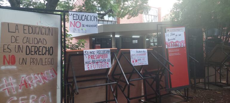 Estudiantes de FADA (UNA) tomaron la facultad para exigir el veto al proyecto aprobado "Hambre cero en las escuelas".