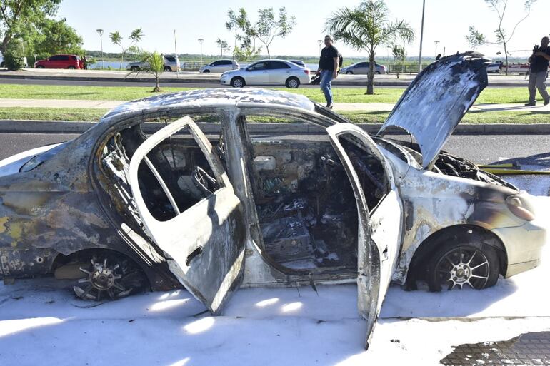 El interior del auto quedó totalmente quemado.