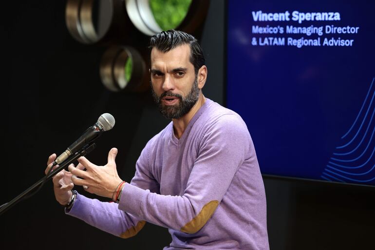 El director general de la comunidad de emprendedores Endeavor México, Vincent Speranza, participa en la presentación del estudio llamado 'Megatendencias: las tecnologías que revolucionarán el 2024', realizado conjuntamente con el banco Santander, hoy, en Ciudad de México (México). La relocalización de las cadenas de suministro, fenómeno conocido como 'nearshoring', beneficiará el crecimiento de las tecnologías limpias en México, según expresó este martes Speranza. Según el estudio, en México hay 26 empresas de esta industria, que se prevé que tenga un crecimiento del 30 % en 2025, porque juega un "papel clave" en la transición hacia un mundo más sostenible.