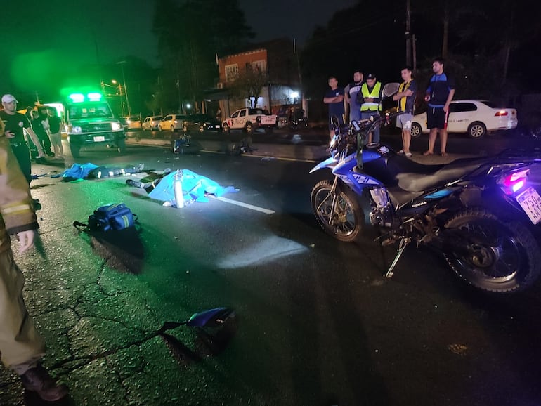 Dos motociclistas fallecieron al chocar contra una supuesta barrera de la Patrulla Caminera en San Antonio.