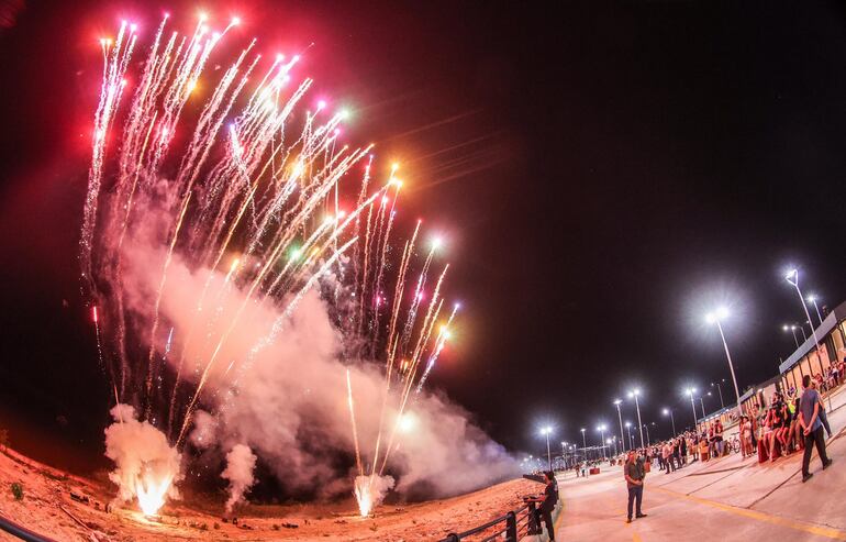 No se escatimaron recursos en la inauguración con shows de aviones, fuegos artificiales y artistas.