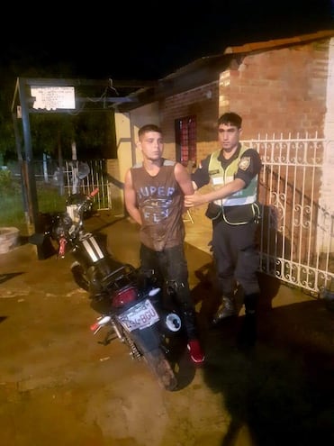 César Manuel Flecha Lezcano, detenido tras una persecución. Se le atribuye el robo de dos motocicletas en la madrugada de hoy. Los biciclos fueron recuperados.