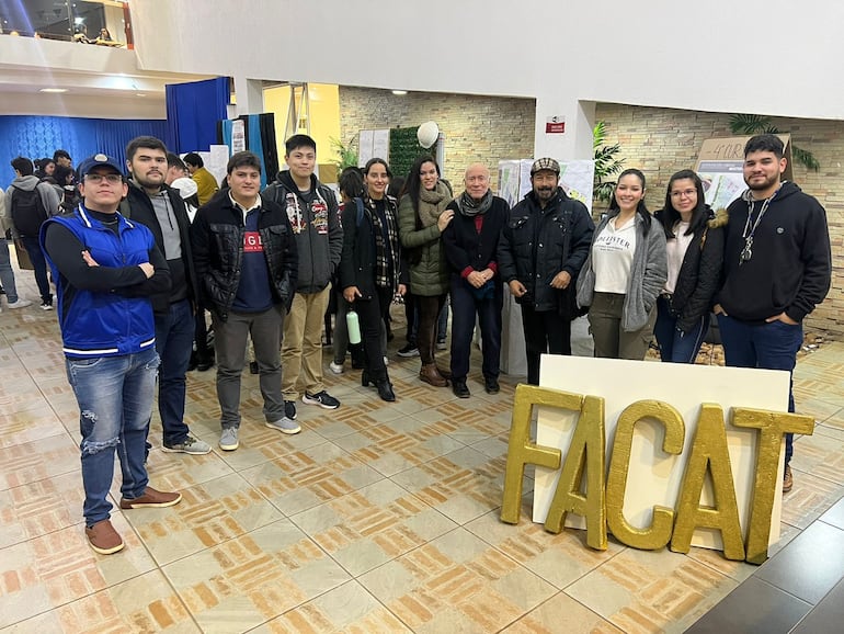 Estudiantes de la carrera de Arquitectura de la UNAE en proceso de tesis, con el decano, Arq. Roberto Cañete.