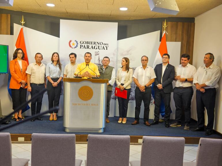 El ministro Carlos Giménez, en Mburuvicha Roga, con los titulares de entes del Sistema MAG.