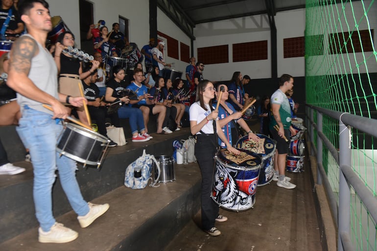 La hinchada de la Universidad Central del Paraguay (UCP) durante los partidos finales en Ciudad del Este. 