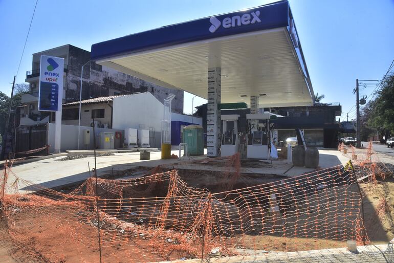 Estación de servicio se está contruyendo en avenida kubitschek y Fernando de la Mora. 