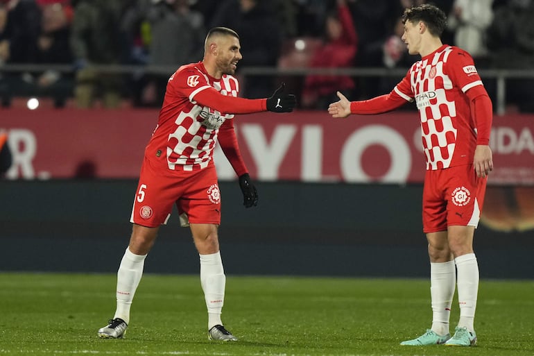 David López (i) celebra con el checo Ladislav Krejci su gol.