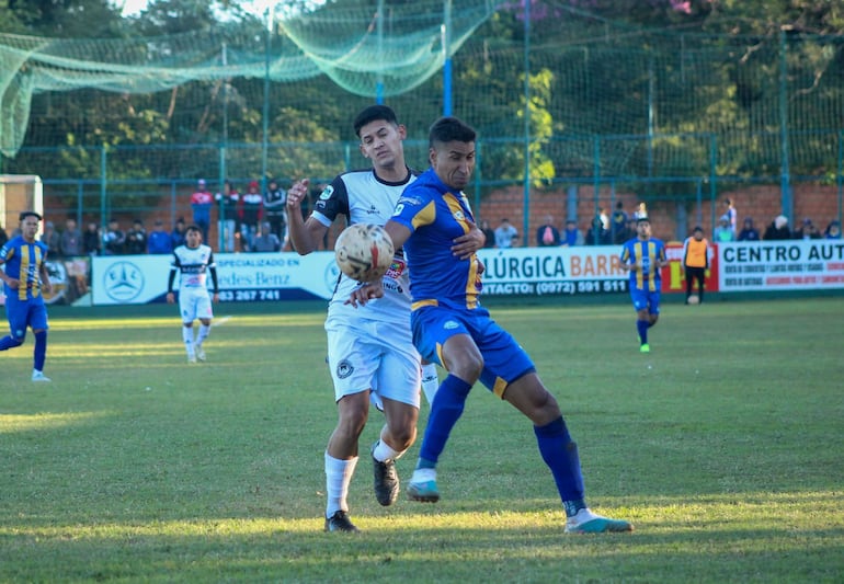 El goleador Carlos González Ozuna cubre el esférico ante  Sebastián Benítez. (Foto: APF)