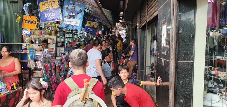 Los calles y avenidas están repletas de compradores.