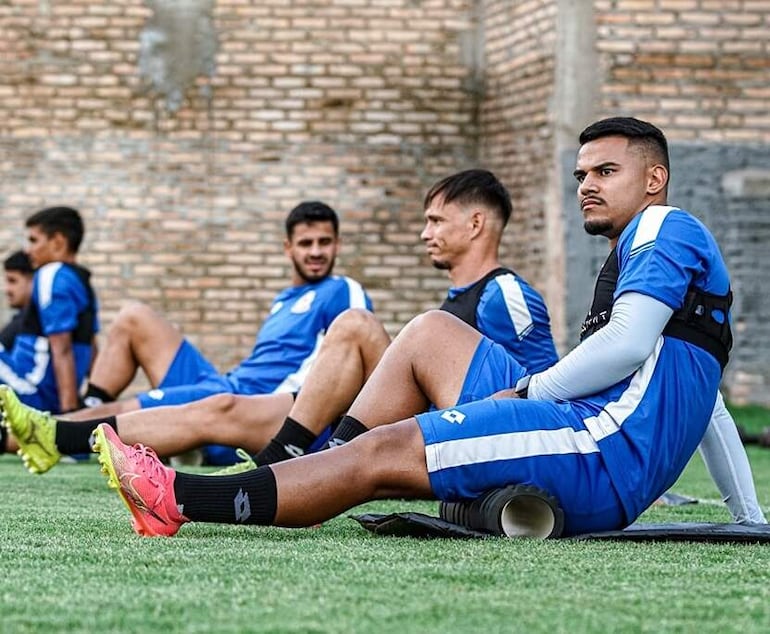 Marcelo Benítez (19/10/1999, derecha) proseguirá su carrera futbolística en Tacuary, después de militar el año pasado en Resistencia.