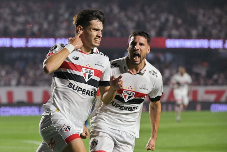 El paraguayo Damián Bobadilla, futbolista del São Paulo, celebra un gol en el partido frente a Nacional de Montevideo por la revancha de los octavos de final de la Copa Libertadores 2024 en el estadio Morumbí, en São Paulo, Brasil.