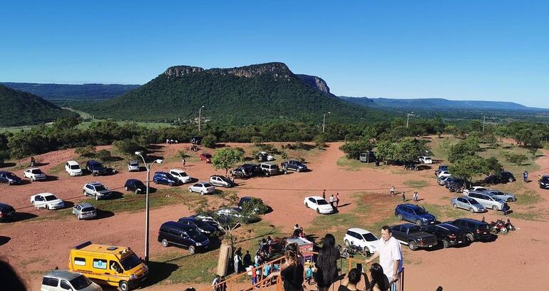 Desde el Cerro Perö se puede observar las demás serranías que rodea al distrito de Paraguarí.