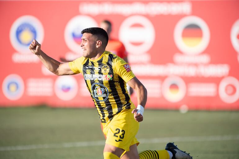 El paraguayo Franco de Jesús González Monzón, jugador de UE Santa Coloma, celebra un gol en el partido de la Primera Ronda clasificatoria de la Champions League 2024-2025.