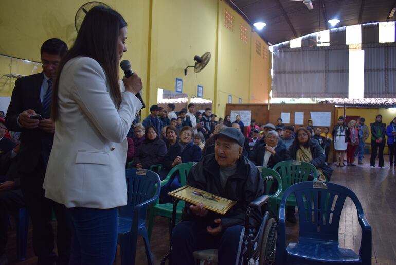 Directora de Cultura de la Municipalidad de Luque en el momento en que hizo entrega del reconocimiento a Canuto González, excombatiente.