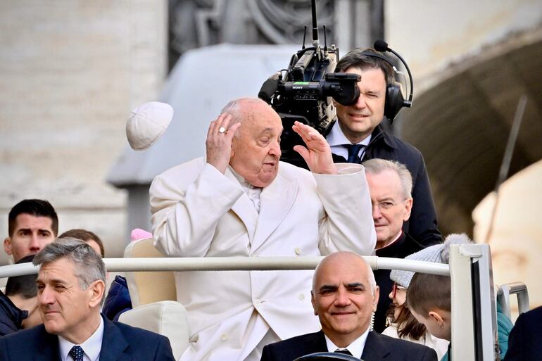 La mitra del Papa Francisco sale volando mientras asiste a su audiencia general en la Plaza de San Pedro, Ciudad del Vaticano.