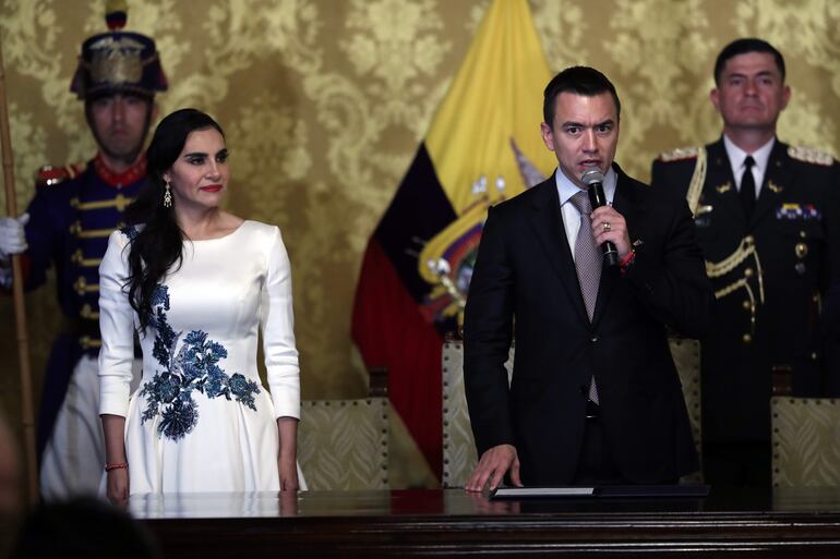 El presidente de Ecuador, Daniel Noboa (d), junto a la vicepresidenta, Verónica Abad (i).