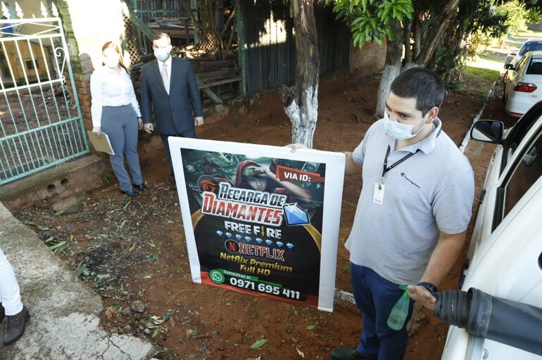 La Corte Suprema de Justicia confirmó hoy la condena a un hombre que utilizaba la recarga de diamantes" de Free Fire, para pedir fotos íntimas a niños. En la foto, el cartel que el ahora condenado tenía frente a su casa, en la ciudad de J. Augusto Saldívar.