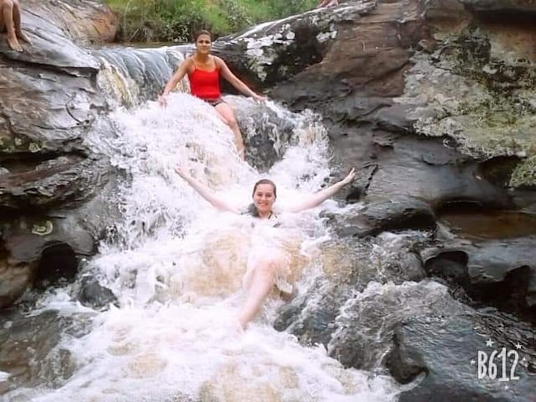 Las cristalinas aguas que corren en el balneario Paso Carreta provienen del cerro Acahay.