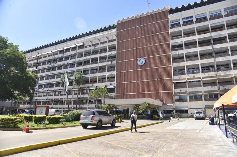 Fachada del Hospital Central del Instituto de Previsión Social (IPS).