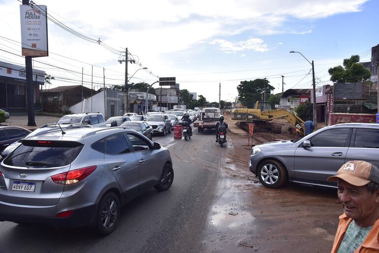 Tránsito caótico en el ingreso y salida de Asunción en la jornada del martes sobre la avenida Eusebio Ayala.