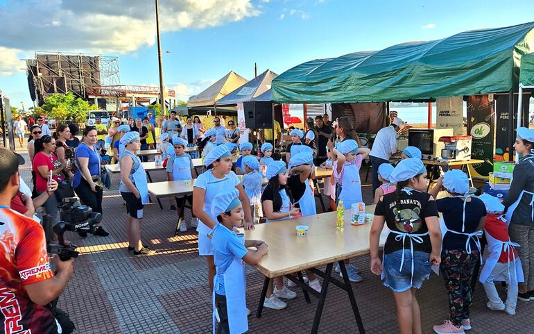 Niños participaron ayer de la elaboración de la típica chipa dentro del programa de la Expo Semana Santa.