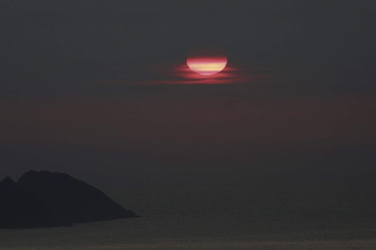 Vista del humo que desprenden los incendios de Canadá hoy domingo desde el monte Cepudo de Vigo, en España.