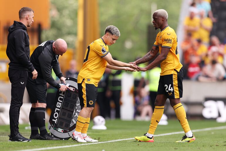 El paraguayo Enso González (i), futbolista del Wolverhampton, ingresa al campo y debuta oficialmente en la Premier League de Inglaterra en un partido frente al Crystal Palace en el estadio Molineux, en Wolverhampton.