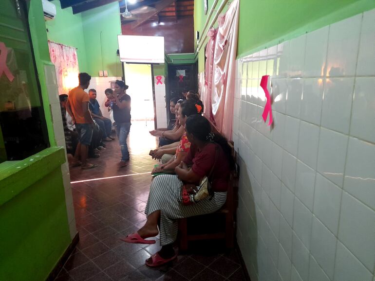 Personas esperando consultar con los médicos especialistas en el Hospital Regional de Fuerte Olimpo.