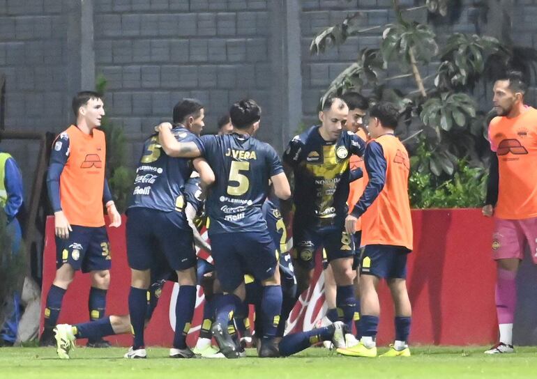 Los jugadores de Trinidense celebran el gol de Diego Torres, que les otorgó una victoria jugando en casa.