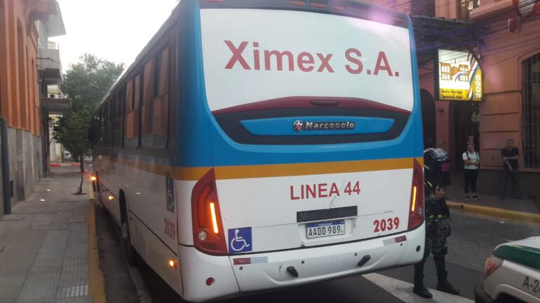 Bus de la línea 44, protagonista del choque.