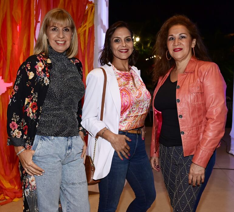 Carolina Gavilán, Cristina Mongelós y María Lis Bernal.