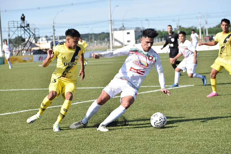 Maniobra de Jorge Núnez ante la marca de Blas Medina durante el equilibrado duelo de la primera rueda (1-1).