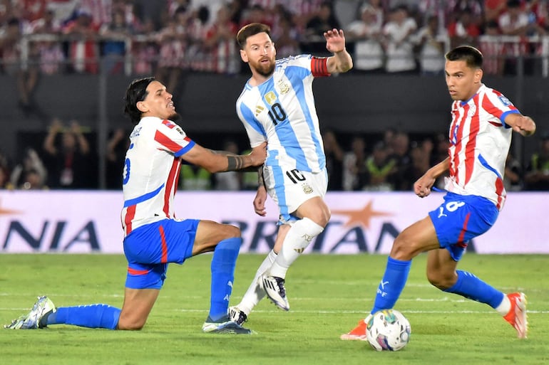 Gustavo Gómez (i), jugador de la selección de Paraguay, pelea por el balón con Lionel Messi, futbolista de Argentina, en el partido por la fecha 11 de las Eliminatorias Sudamericanas 2026 en el estadio Defensores del Chaco, en Asunción, Paraguay. 