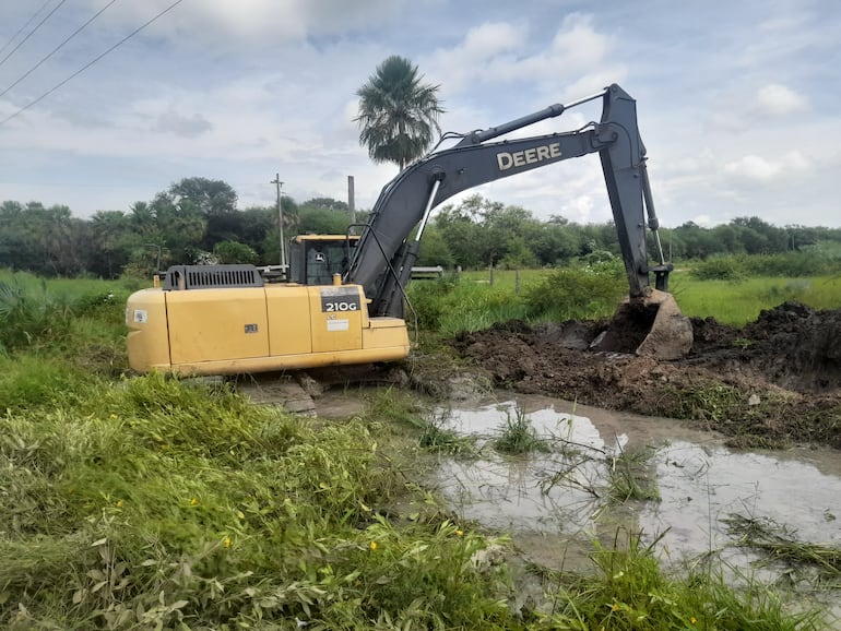 La Gobernación no cuenta con camiones tumba, por lo que la retroexcabadora debe hacer trabajo minucioso para buscar tierra seca y cargar el camino.