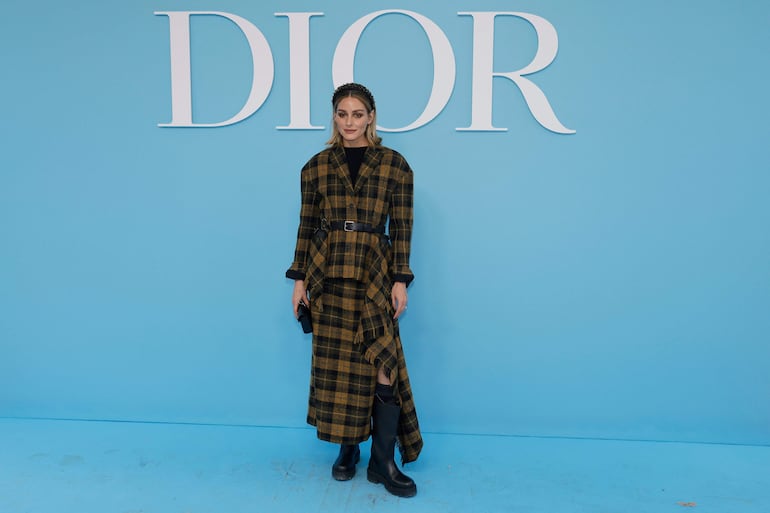 ¡Bella! La influencer y socialité Olivia Palermo a su llegada al desfile de Christian Dior Women Ready en el París Fashion Week. (GEOFFROY VAN DER HASSELT / AFP)