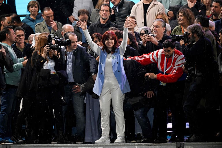 La vicepresidenta argentina Cristina Fernández se dirige a sus seguidores en un acto en la Plaza de Mayo.