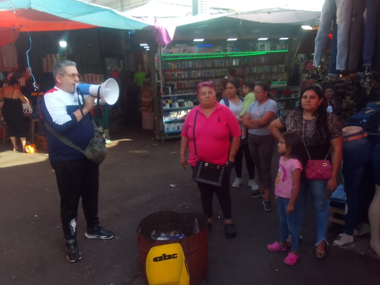 Comerciantes y permisionarios del Mercado 4 de Asunción se manifestaron en repudio a los allanamientos e incautaciones realizados esta semana.