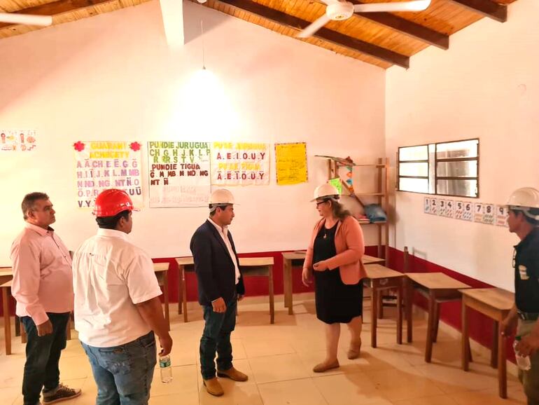 Autoridades municipales dialogan con la directora de la escuela beneficiada con las mejoras.