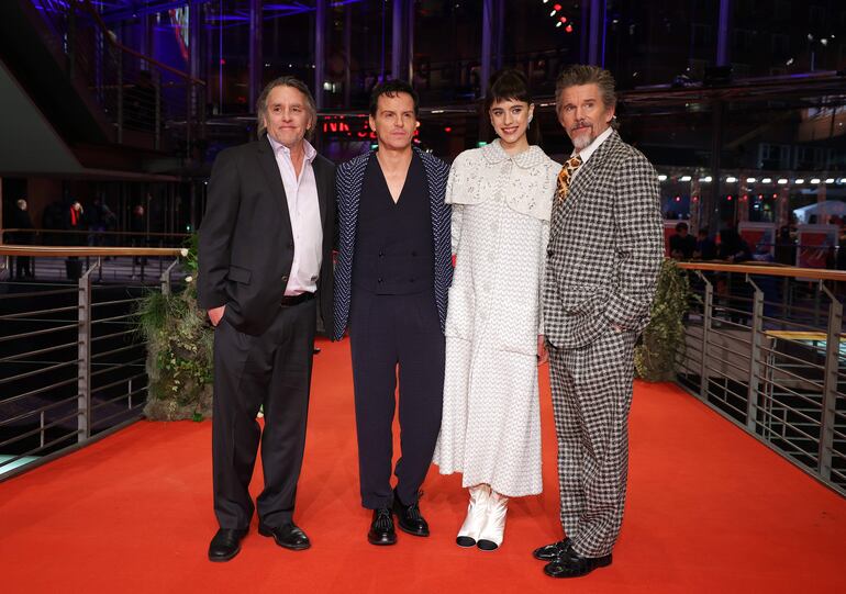 El director Richard Linklater, con los integrantes del elenco de la película, Andrew Scott, Margaret Qualley y Ethan Hawke.