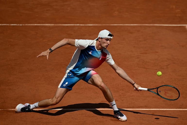 El argentino Francisco Cerúmdolo venció al número 1 británico, Jack Draper y deja a su selección con opciones de acceder a la "Final 8". 