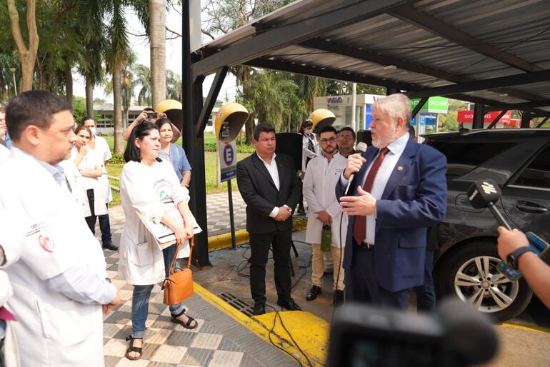 El doctor Jorge Brítez, presidente del IPS, conversa con médicos en el estacionamiento del Hospital Central.