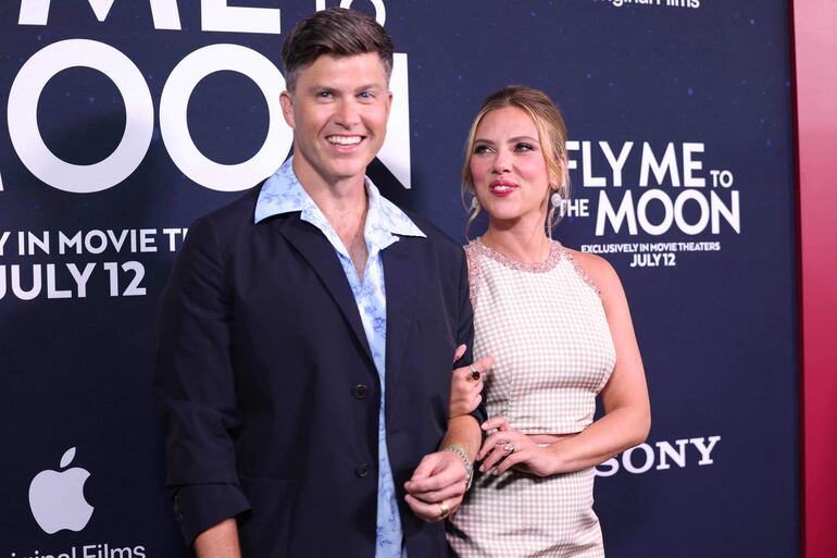 La actriz estadounidense Scarlett Johansson y su esposo, el comediante estadounidense Colin Jost, en el estreno mundial de "Fly Me to the Moon".