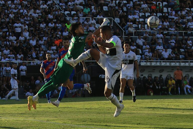 Derlis González (d), jugador de Olimpia, disputa el balón con Miguel Martínez, futbolista de Cerro Porteño, en un partido del torneo Apertura del fútbol paraguayo en el estadio Manuel Ferreira, en Asunción, Paraguay.