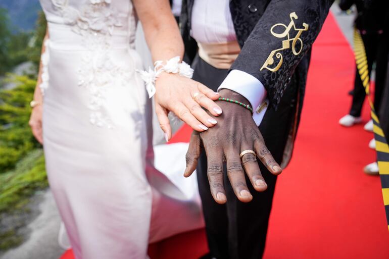 Las alianzas de la princesa y el chamán al término de la boda.