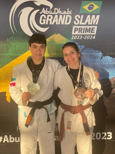 Pamela Bóveda (izq.) y Verónica Grenno con preseas en Brasil.