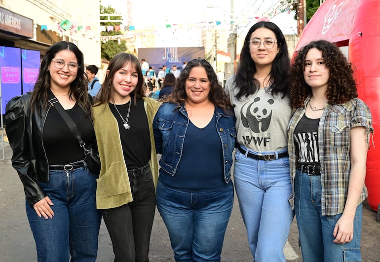 Mónica Núñez, Dannia González, Emilia Bento, Andrea Ledesma y Romina Ledesma. 