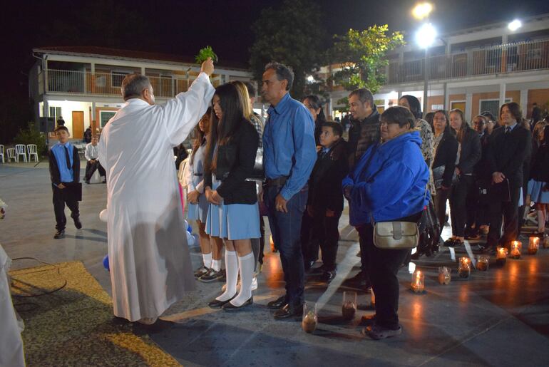 El encuentro con la familia culminó con la bendición de los padres e hijos.