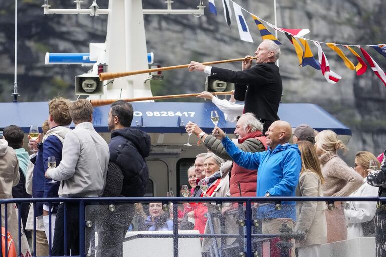 Los invitados son transportados en barco a las celebraciones de la boda, en Alesund, oeste de Noruega. Hoy, 31 de agosto, la princesa noruega Marta Luisa y su pareja, el empresario estadounidense Durek Verrett, se casarán en el Hotel Union en el pueblo de Geiranger, en el oeste de Noruega. (EFE/EPA/HEIKO JUNGE)
